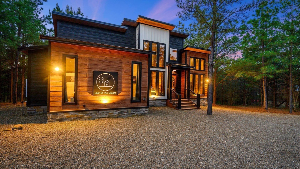 Pickens Cabin | Sauna | Ping Pong | Playset | Pool Table | Sleeps 9 | EV Outlet