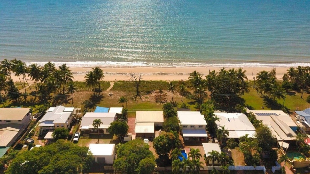 Saunders Beach House | Saunders Beach Shack - on the beach