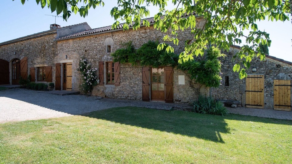 Sauveterre-la-Lemance House | Sauveterre Pool Escape