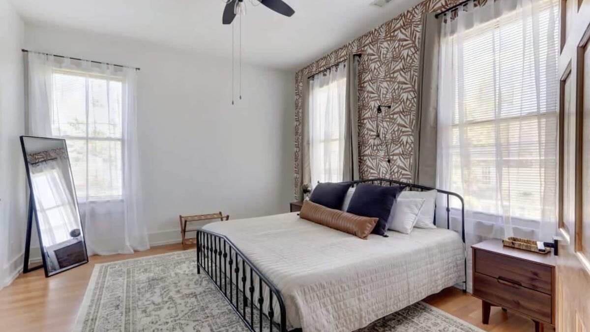 Thomas Square Apartment | Savannah Digs - Modern | Stylish | Convenient