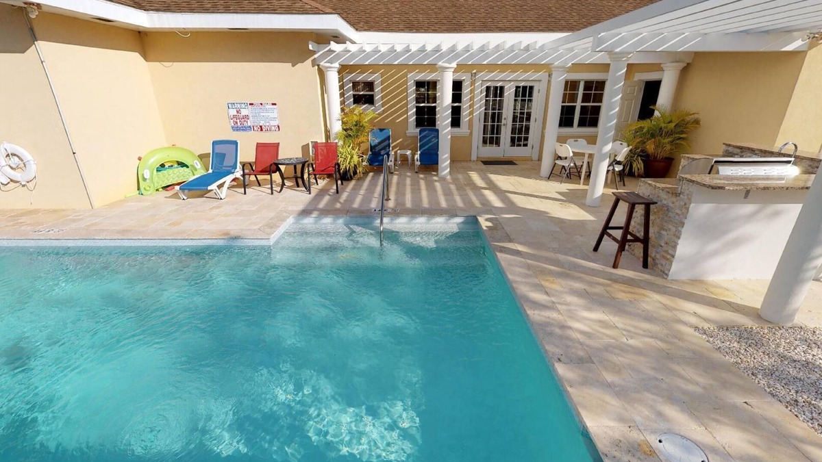 Savannah House | Savhaven - 4 Bed, 4 Bath with Pool, Sleeps 8 (2 minutes away from Spotts Beach)