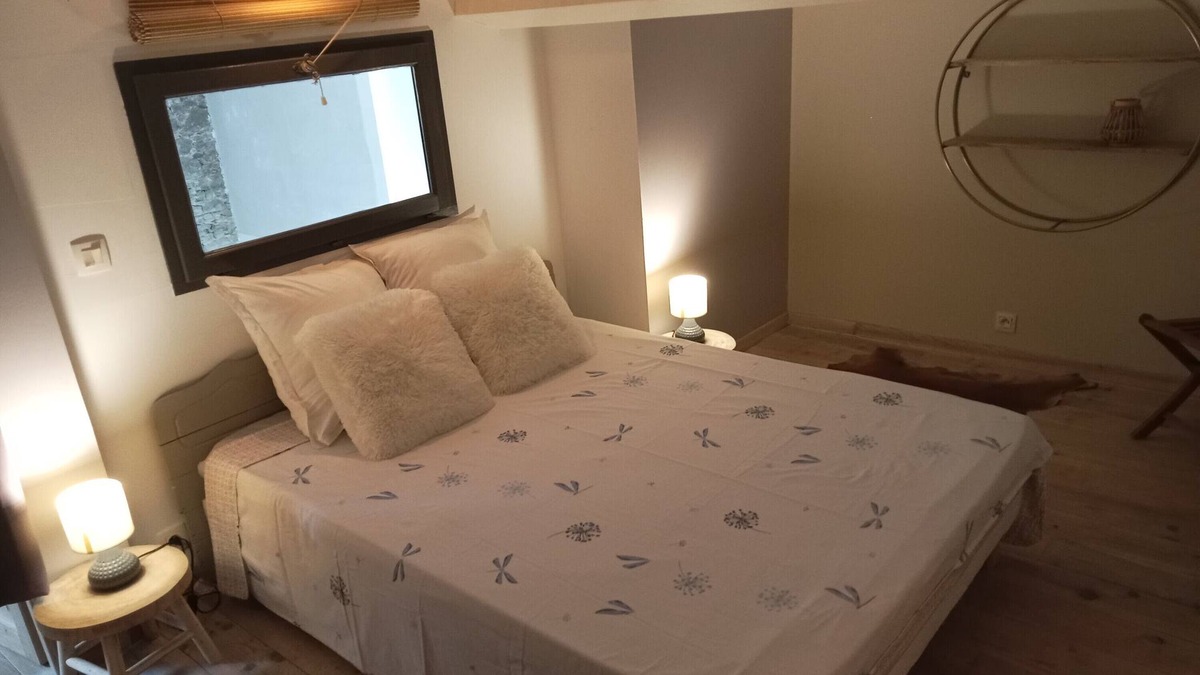 Villeneuve-les-Montreal Bed & Breakfast | 'Savoyarde' Room with Shared Pool, Wi-Fi and Air Conditioning - Villeneuve-lès-Montréal