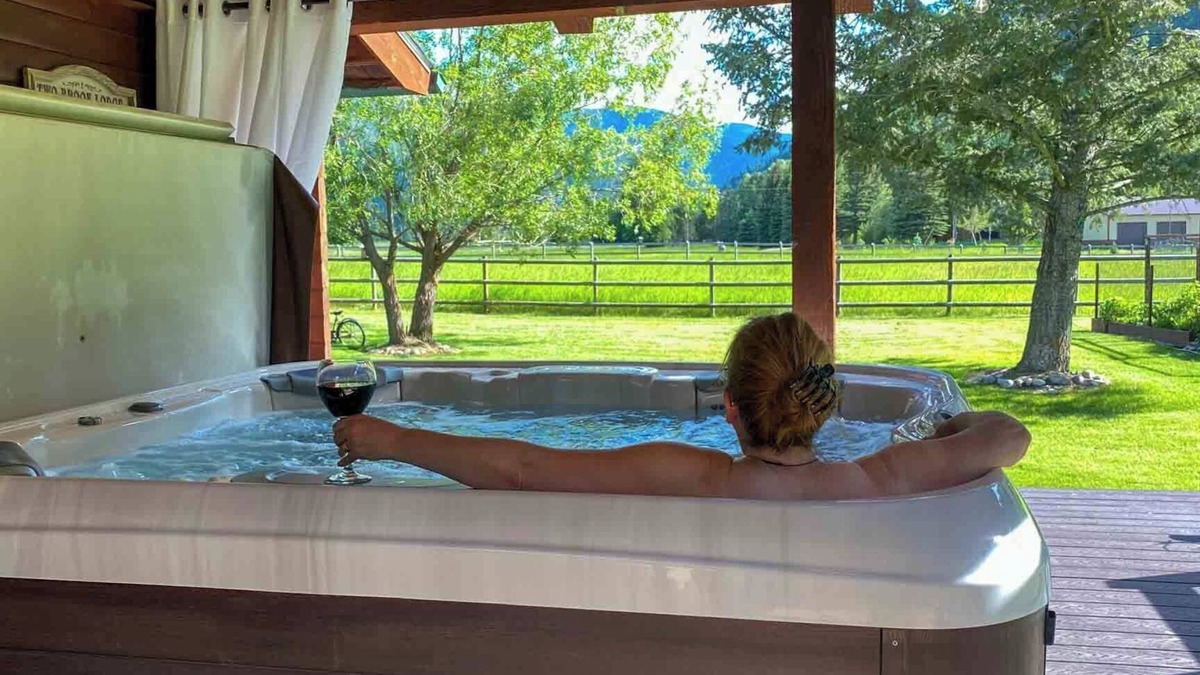 Clinton House | Sawmill Cabin By Rock Creek, Cozy Log Cabin Near River + Hot Tub and Fireplace