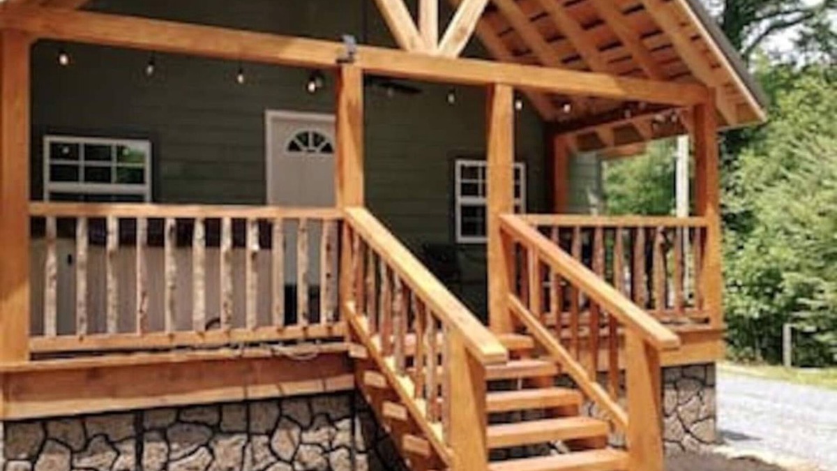 Keslers Cross Lanes Cabin | Sawmill Retreat located near Summersville Lake/Gauley River with hot tub
