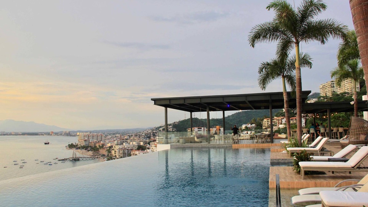 Amapas Condo | Sayan Beach - Luxurious Beachfront Condo - Sleeps 8