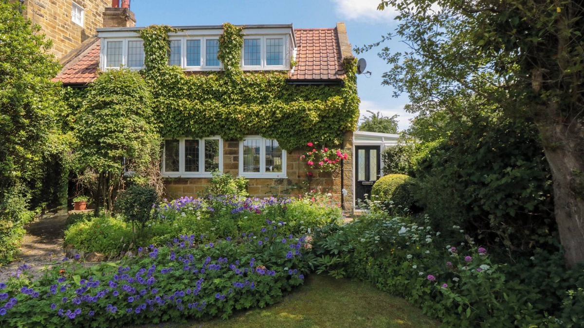 Scalby Cottage | SCALBY GROVE COTTAGE, family friendly, with a garden in Scalby