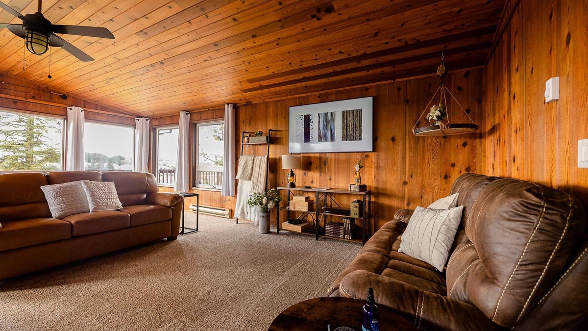 Sitka House | Scales & Shells - Perfectly located within walking distance to downtown Sitka