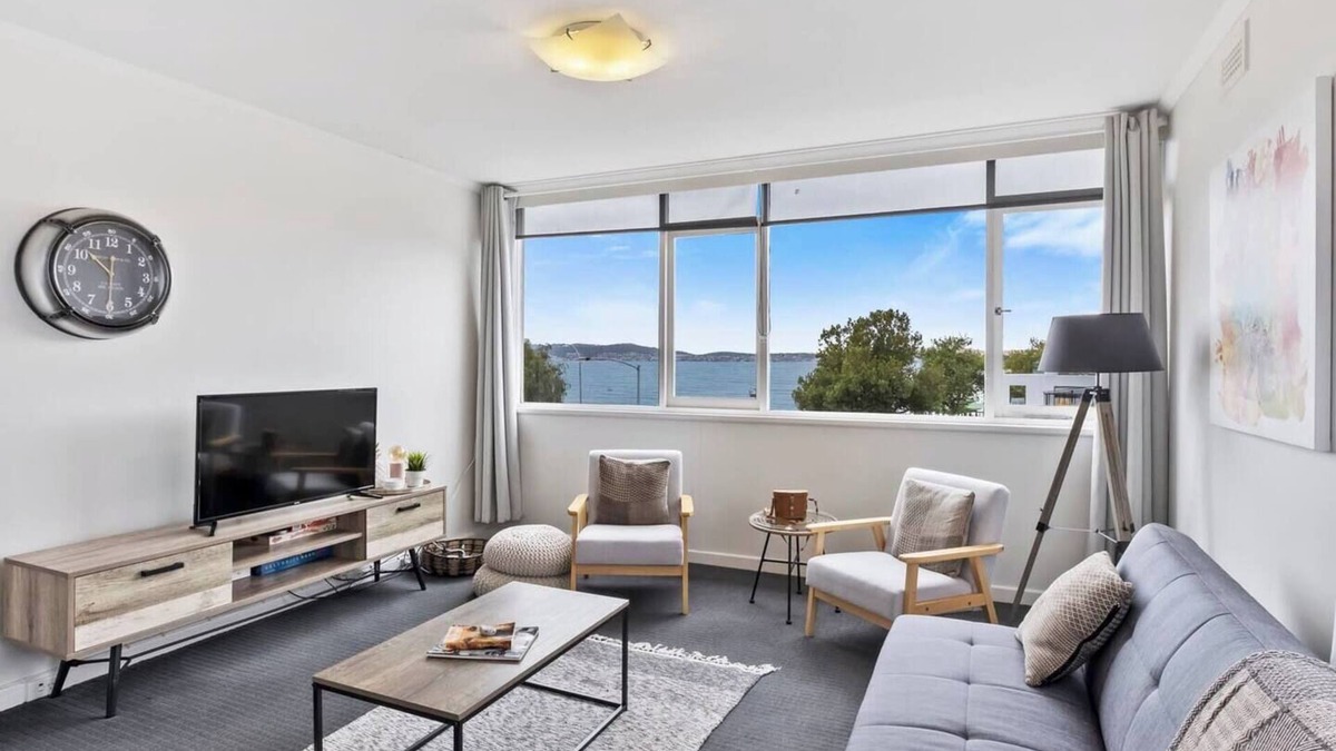 Sandy Bay Apartment | Scandi chic Riverside Hideaway Near Attractions