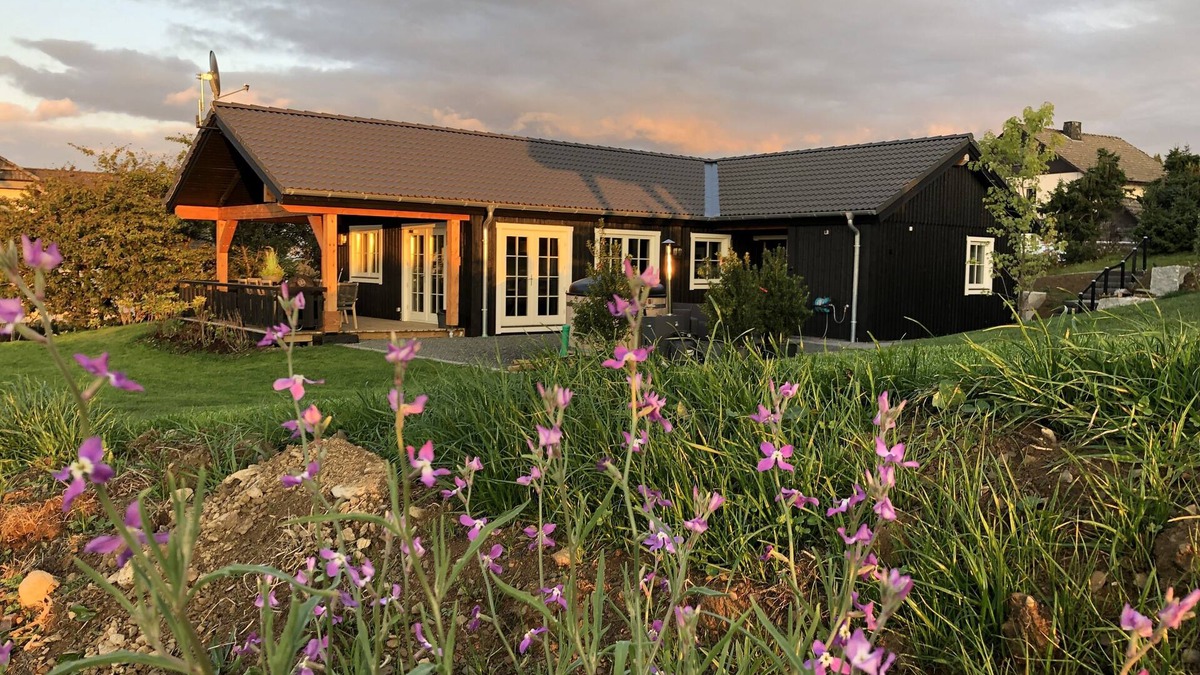 Kuestelberg House | Scandinavian Lodge with hot tub near Winterberg