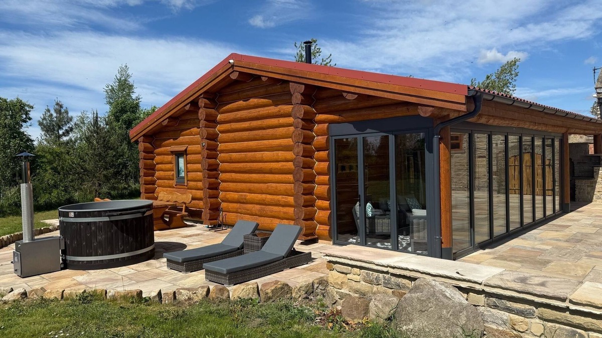 Crook Cabin | Scandinavian Luxury Log Cabin Sleeps 6, Hot Tub, Durham & Bishop Auckland