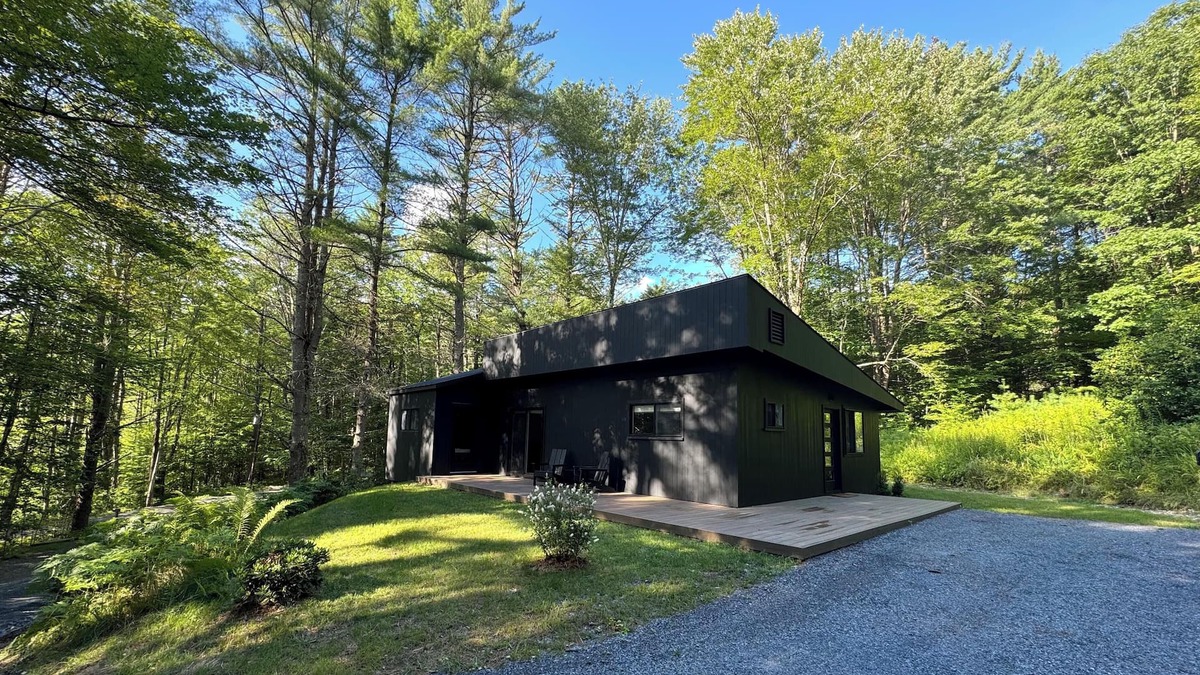 Springfield House | Scandinavian Serenity with A Sauna Close To Okemo