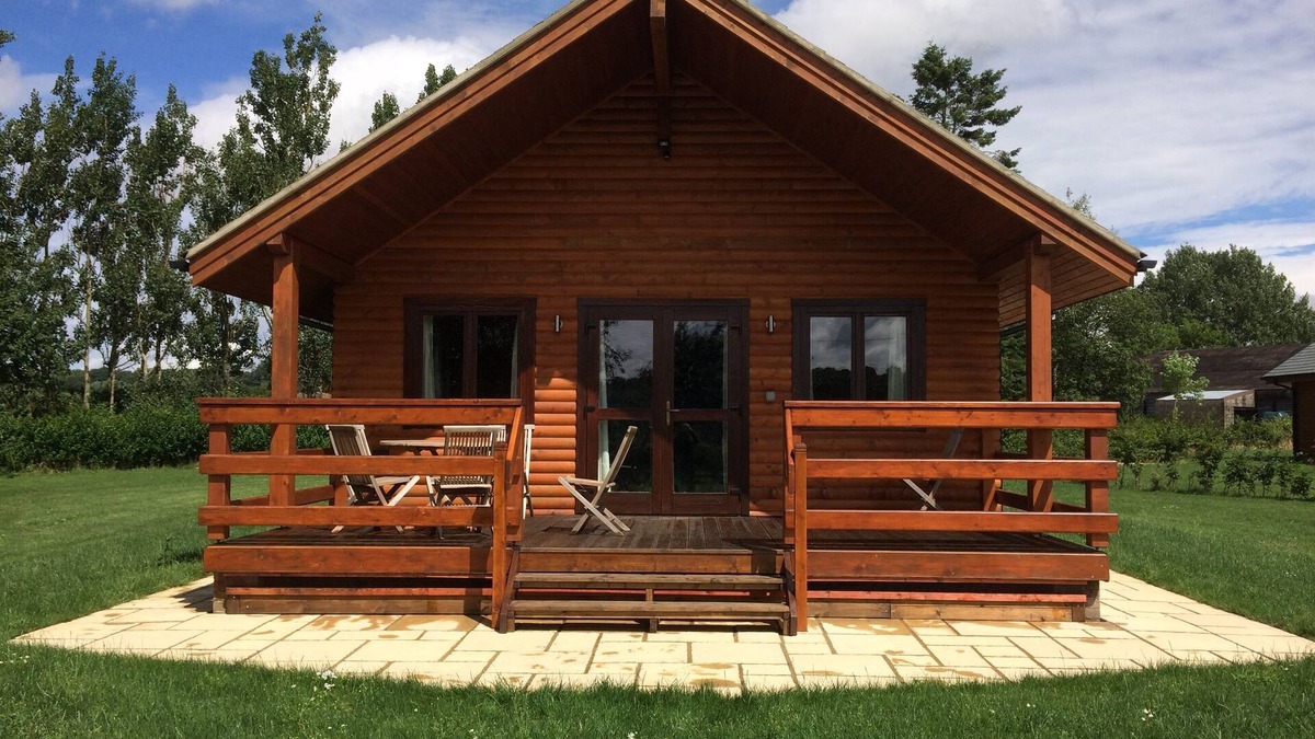 Devizes Ski Chalet | Scandinavian style chalet on a working farm in the heart of Wiltshire