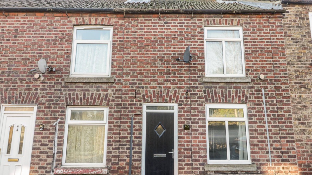 Driffield House | SCARBOROUGH COTTAGE, pet friendly, with open fire in Great Driffield