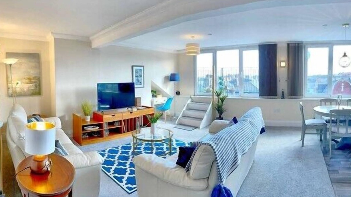 South Cliff Apartment | Scarborough Penthouse, balcony, views, lift & free parking