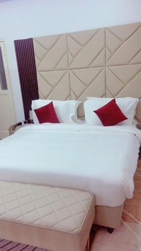 Monrovia House | Scarlett Apartments
