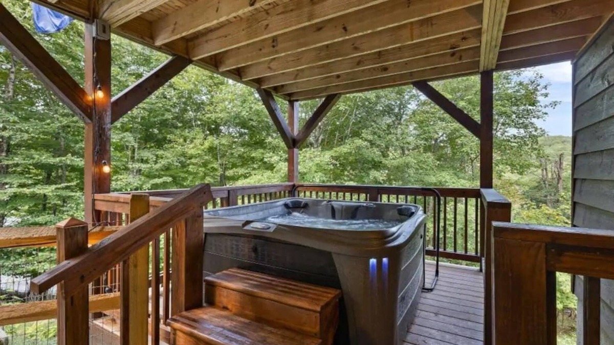 Charter Hills Ski Chalet | Scenic 4-BR Chalet with Hot Tub