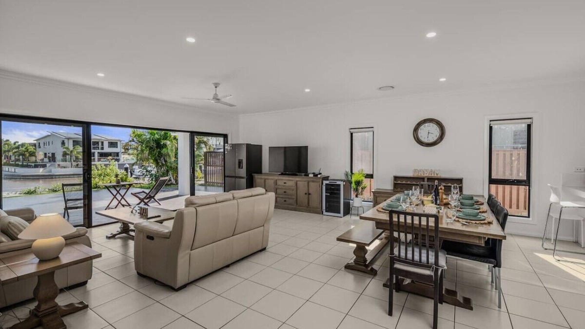 Coomera House | Scenic 5-Bed Riverview Classic & Relaxing Escape