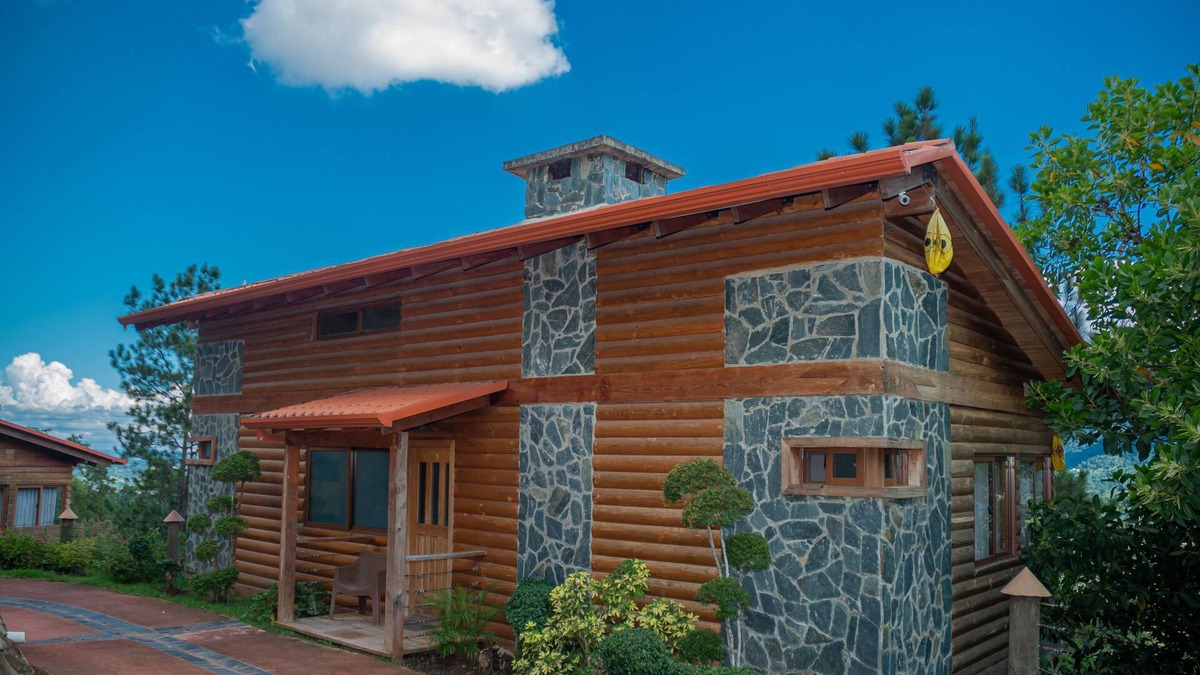 Jarabacoa Ski Chalet | Scenic and Cozy 2 bedroom with Jacuzzi on the balcony