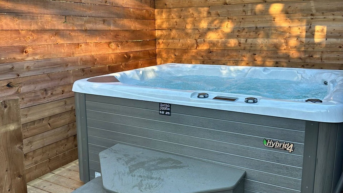 Quidi Vidi House | Scenic Bliss In Quidi Vidi Sleep4 + New Hot Tub