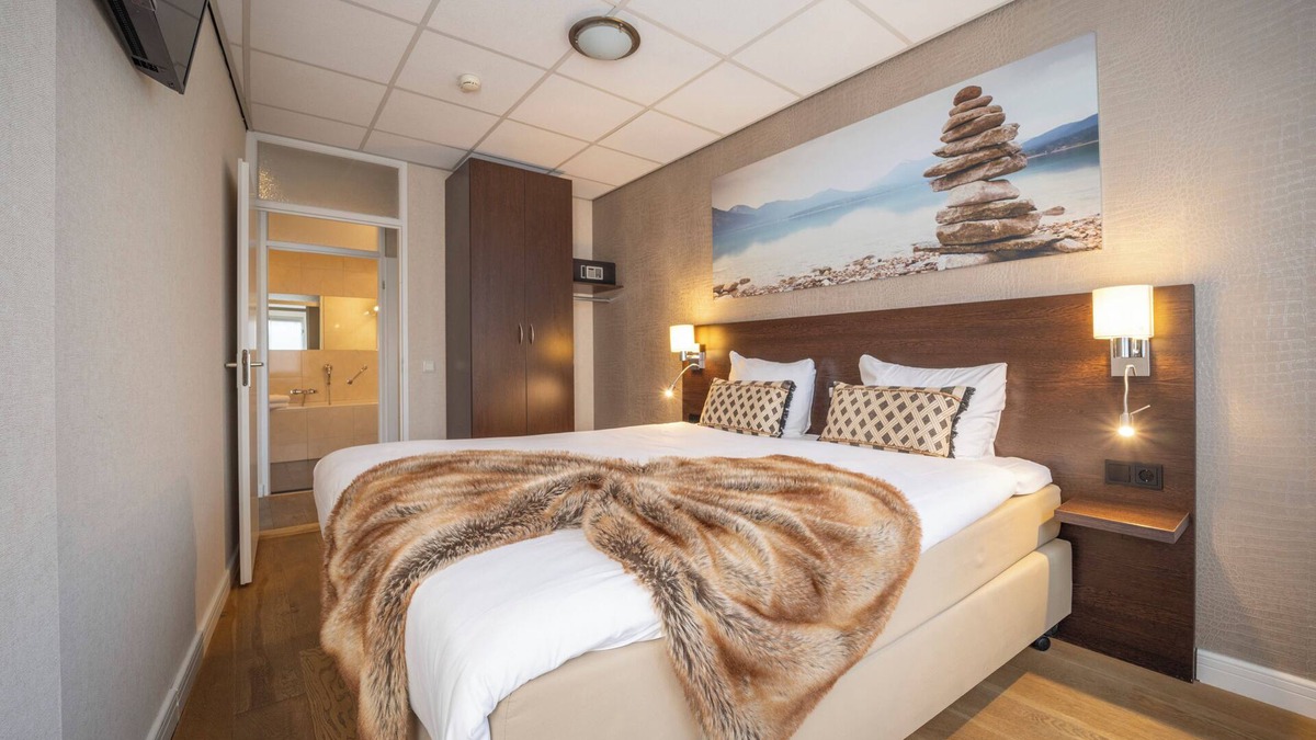 Edelstenenbuurt Hotel | Scenic Escape with Complimentary Breakfast, Parking and Local Trails