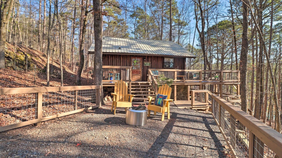 Higden Cabin | Scenic Greers Ferry Cabin w/Deck + Fire Pit!