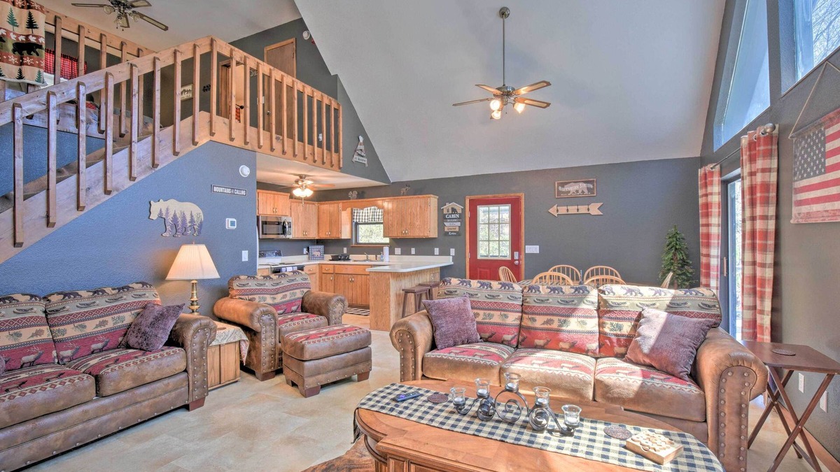 Upper Peachtree Cabin | Scenic ‘HighBearNation Lodge’ Near Hiking!