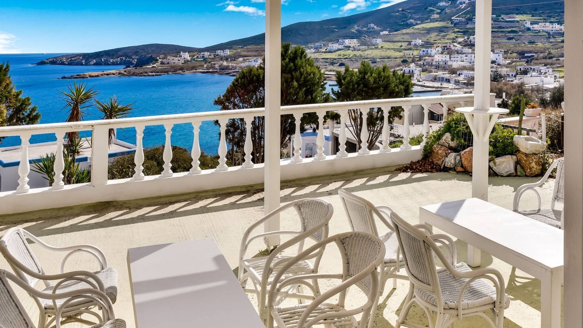 Azolimnos House | Scenic Holiday Home in Syros with Balcony