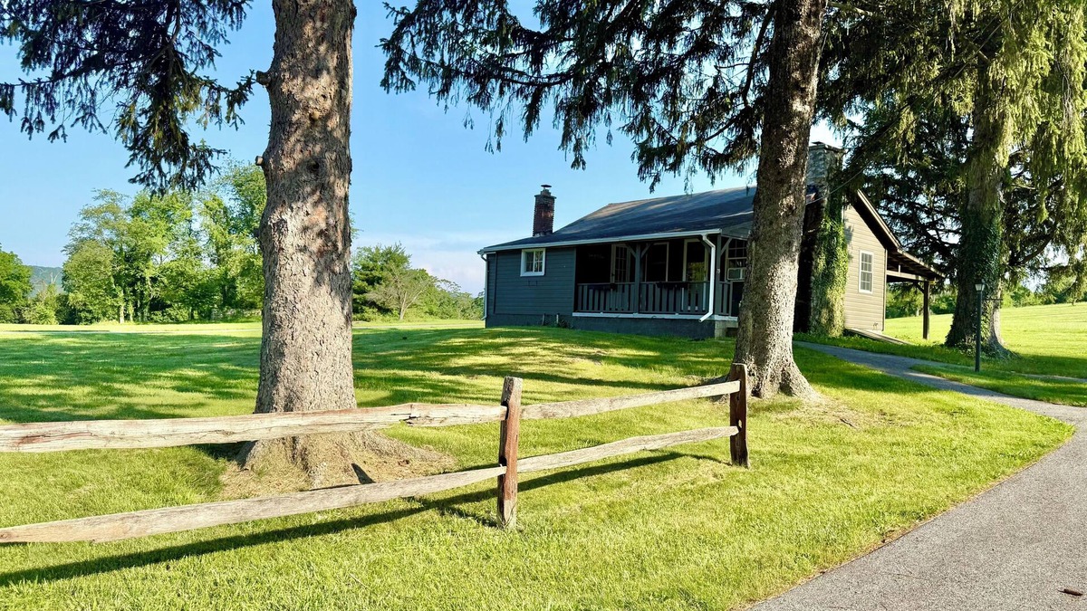 Marlboro Cottage | Scenic Hudson Valley Getaway Farms & Vineyards