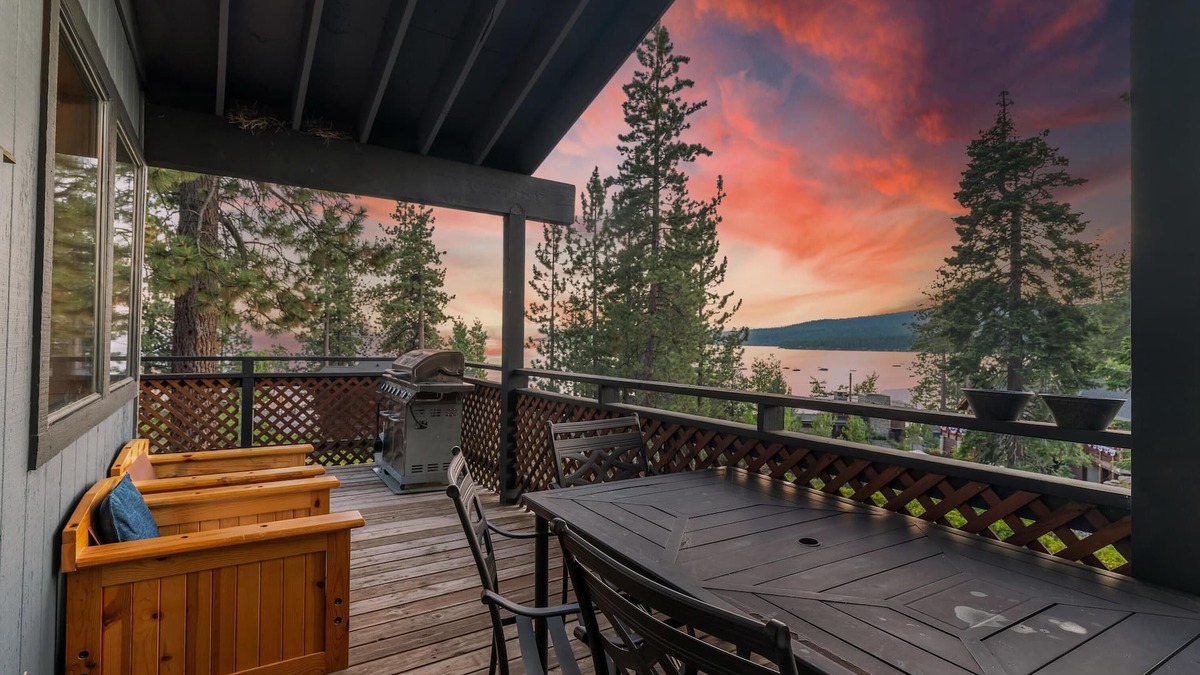 Tahoe Vista House | Scenic Lake Views: Snow & Beach Adventures Nearby!