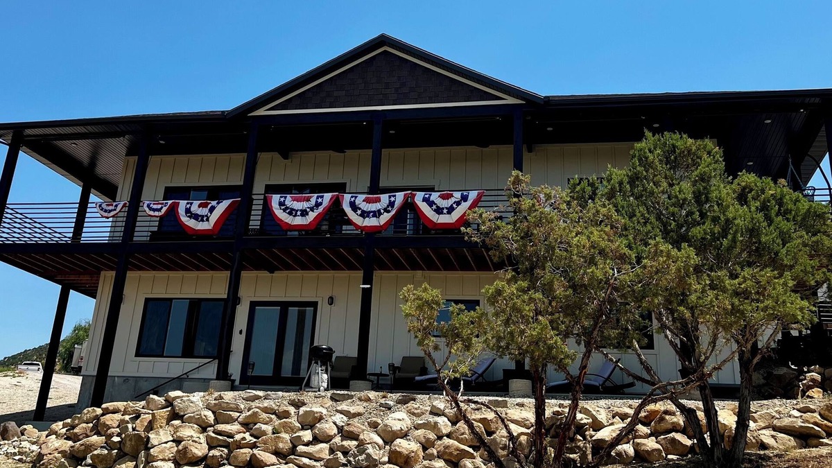 Sterling Apartment | Scenic lakeside retreat- 5 minute walk to Palisade State Park and Golf Course
