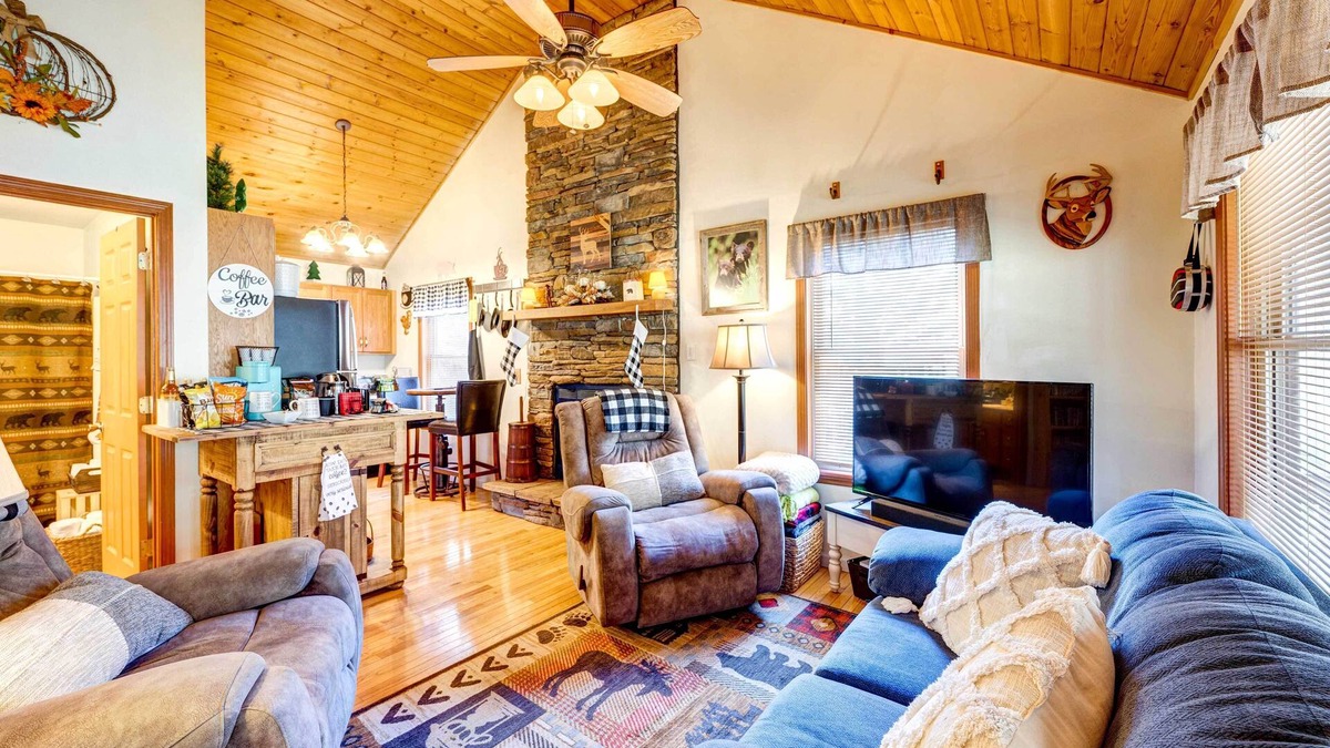 Marble Cabin | Scenic Marble Cabin w/Fire Pit!
