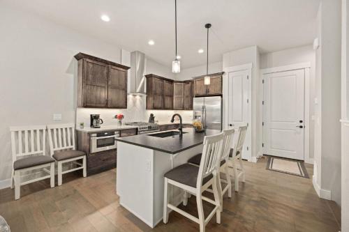Loveland House | Scenic Mountain Retreat Golf, Pickleball, Relax