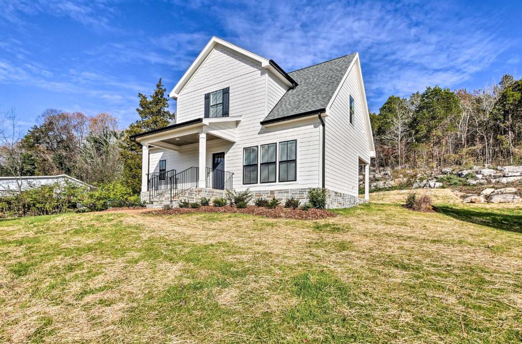 Lookout Valley Neighborhood Association House | Scenic Mtn Retreat with Wooded Backyard and Fire Pit!