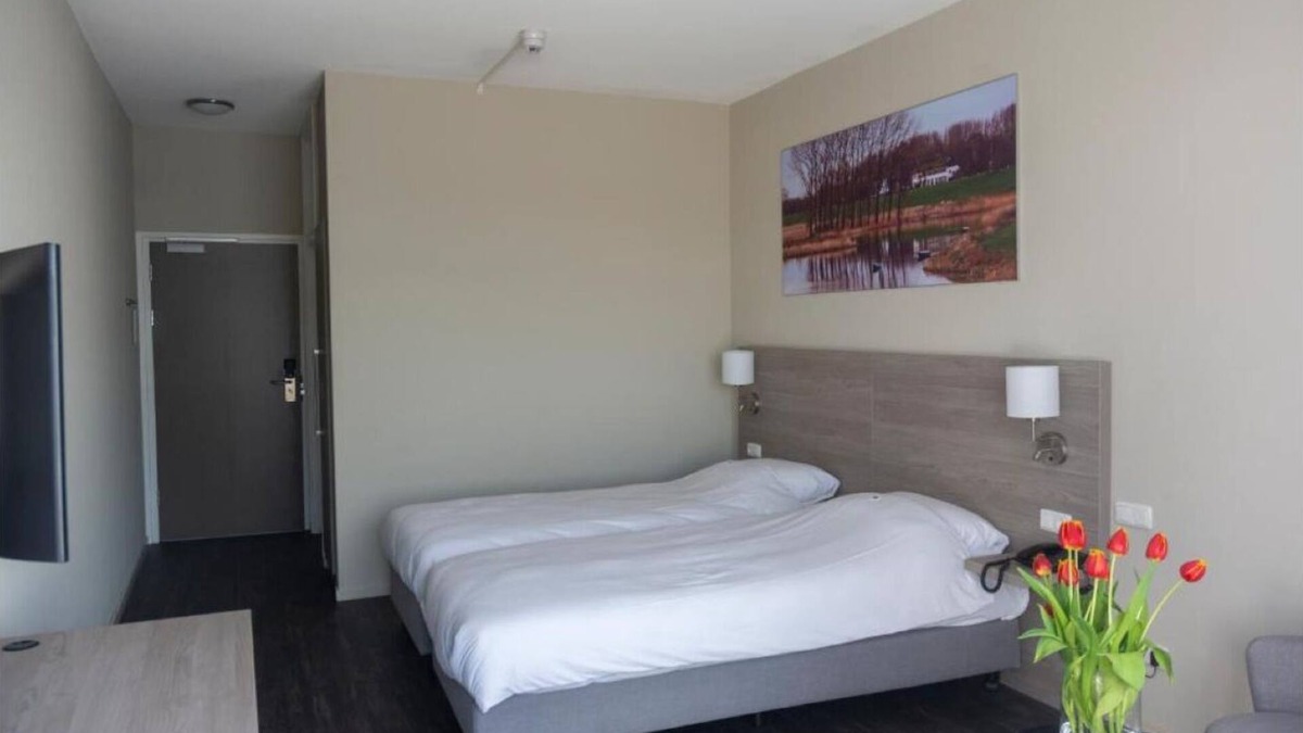 Ooij Hotel | Scenic Nature Escape: Bike Rentals, Riverside Dining Near Nijmegen - 4 Units