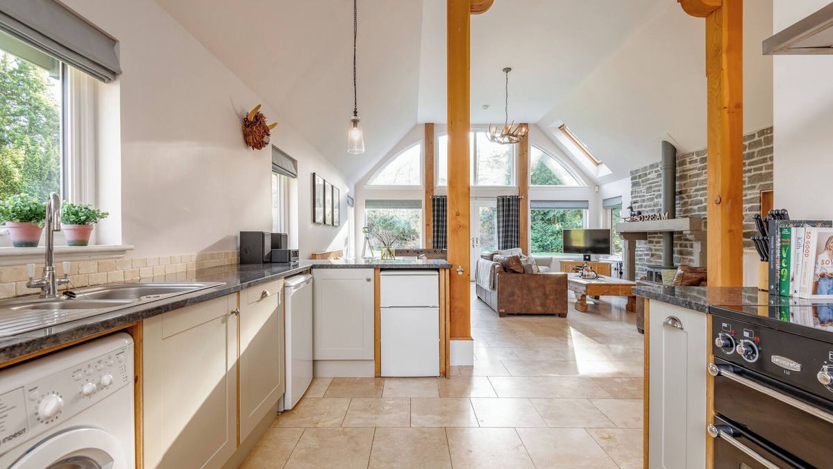 St Fillans House | Scenic Oaklodge with wood burner and open plan living. Dog friendly