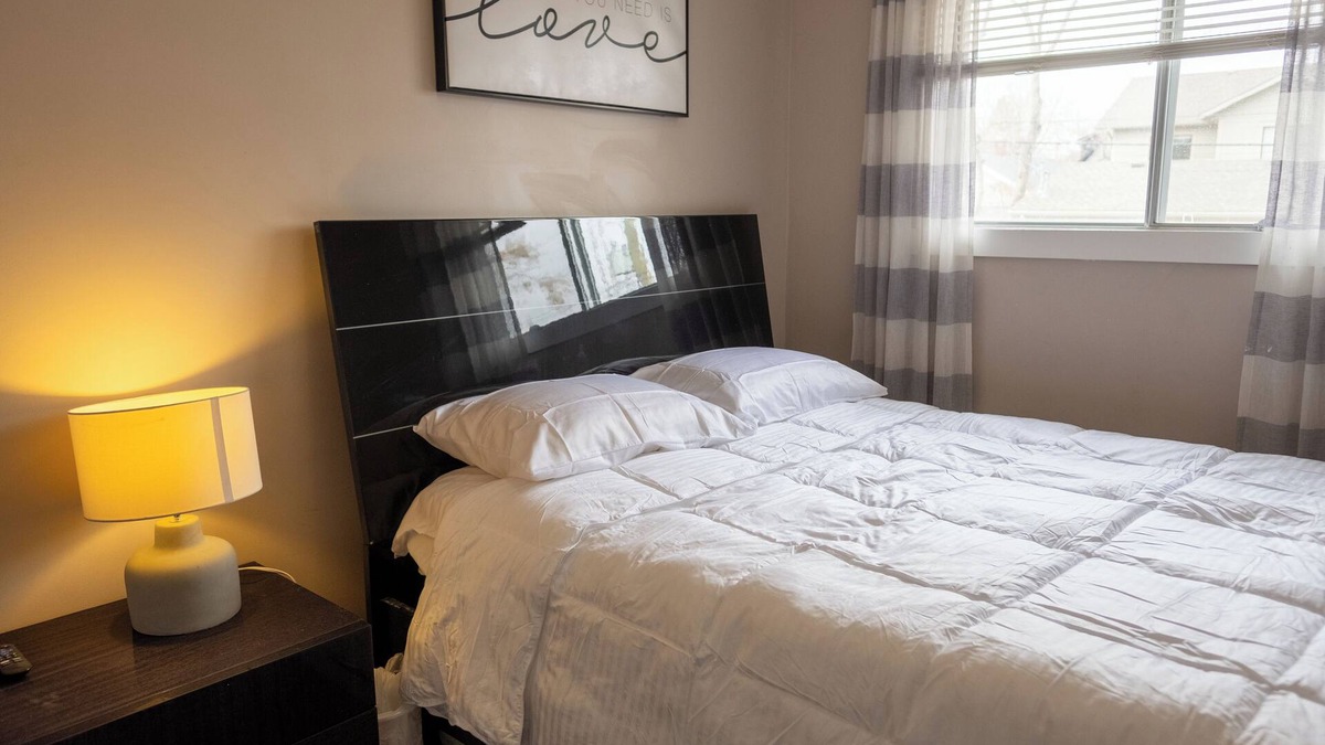 Sunnyside House | Scenic Private Room: Near Bow River's Beauty house