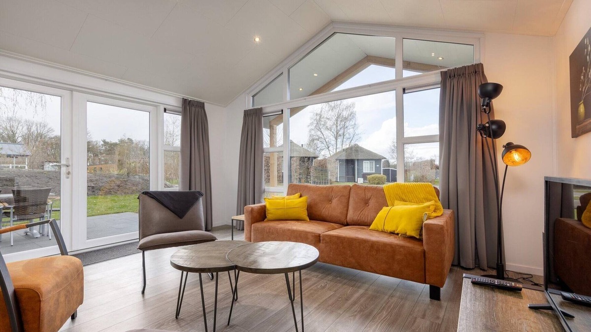 Hoge Hexel House | Scenic Retreat by the Lake