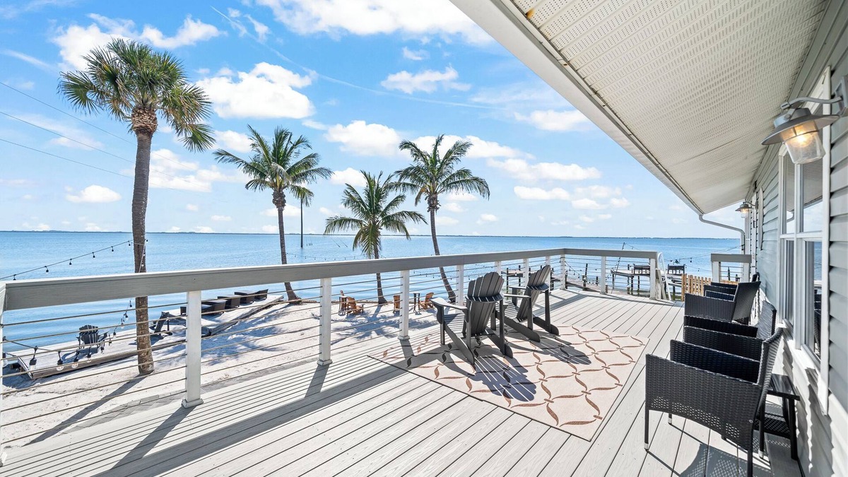 Orlando Beach Condo | Scenic Riverfront Suite W/Private Beach Access & Space for Memorable Events 🌊