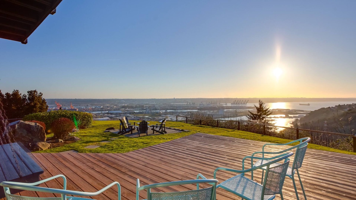 Northeast Tacoma Apartment | Scenic Tacoma Apartment w/Deck & Fire Pit!