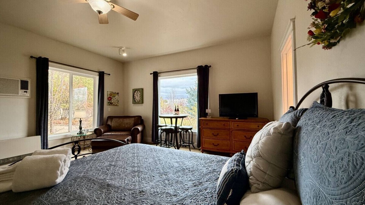 Baker City Cottage | Scenic Views Casita 1 - Cozy Studio for 2, Local Golfing 50% Off!