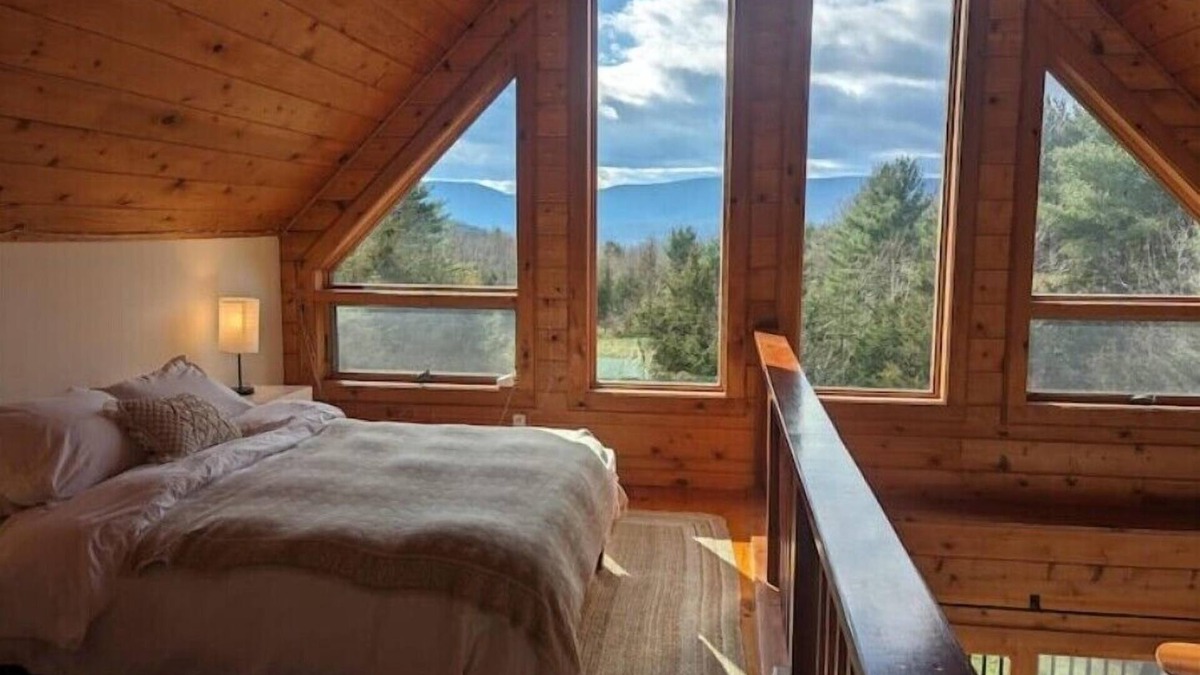 Prattsville Cabin | Scenic Vistas Chalet: Fire pit, Deck, AC, Grillsnn
