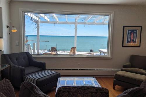 Racine House | Scenic Waterfront Lake Michigan Escape