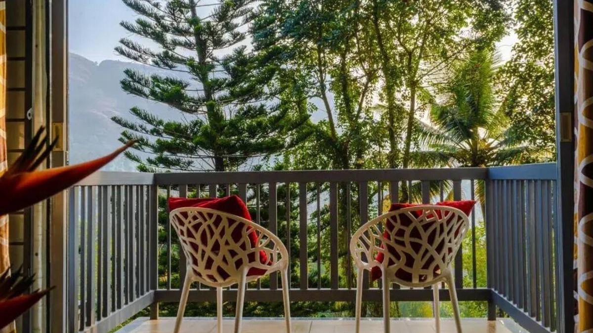 Devikolam House | Sceva's Garden Home - King Bed and Mountain View!n