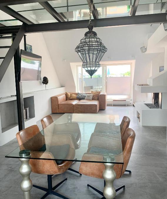 Moosach Apartment | Schöne Dachgeschoss-Maisonette Wohnung
