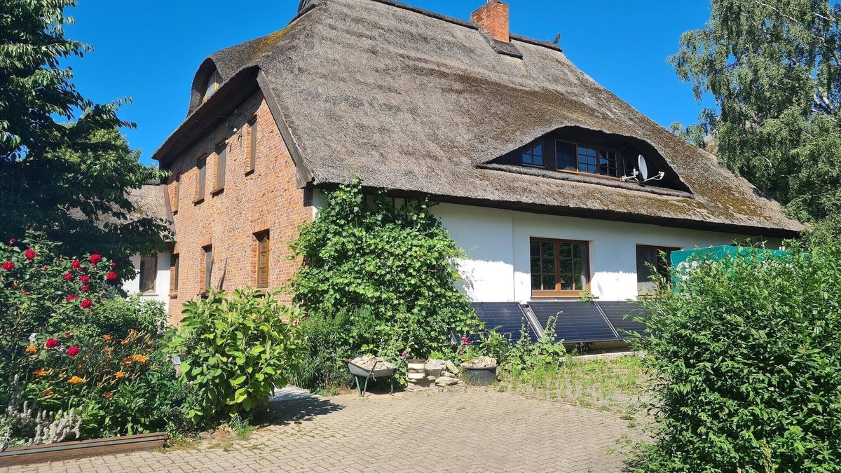 Hof Redentin Apartment | Schöne Wohnung in einem reetgedeckten Bauernhaus