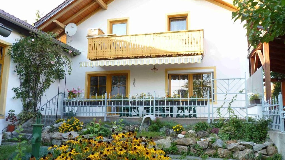 Bad Griesbach im Rottal Apartment | Schöne, zentrale Ferienwohnung mit Südterrasse