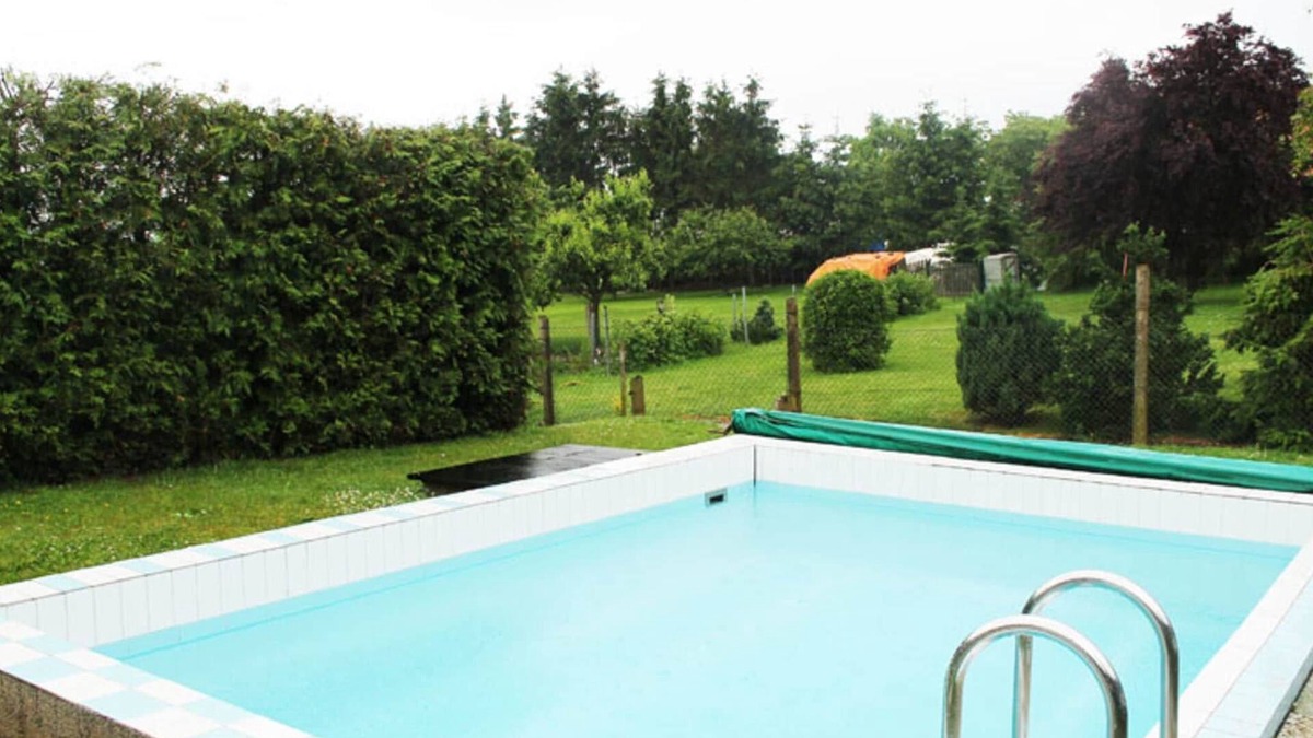 Testorf-Steinfort Apartment | Schöne Zweizimmer-Ferienwohnung mit Pool im Garten
