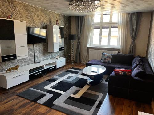Hof Apartment | Schönes City-Apartment im Zentrum mit Balkon! NO WORKERS, KEINE MONTEURE