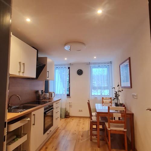 Helsa Apartment | Schönes Ferienhaus mit Balkon und Terrasse in ruhiger Lage