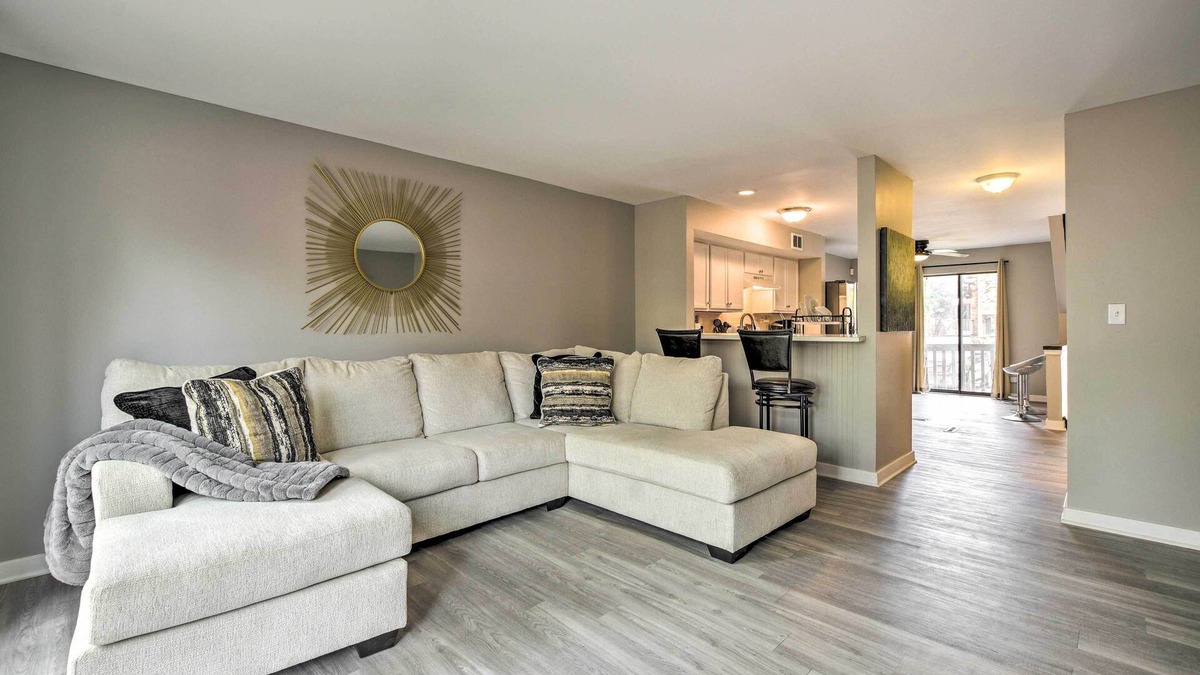 Schaumburg House | Schaumburg Townhome ~ 30 Miles to Chicago!
